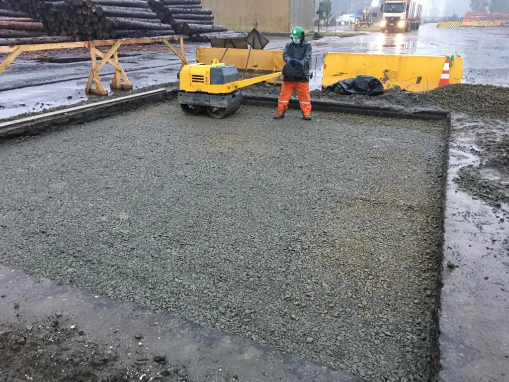 Base compactada y moldajes.
