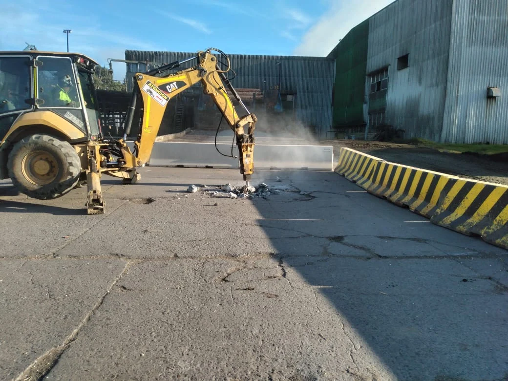 Retroexcavadora demoliendo el pavimento existente en el Complejo Arauco