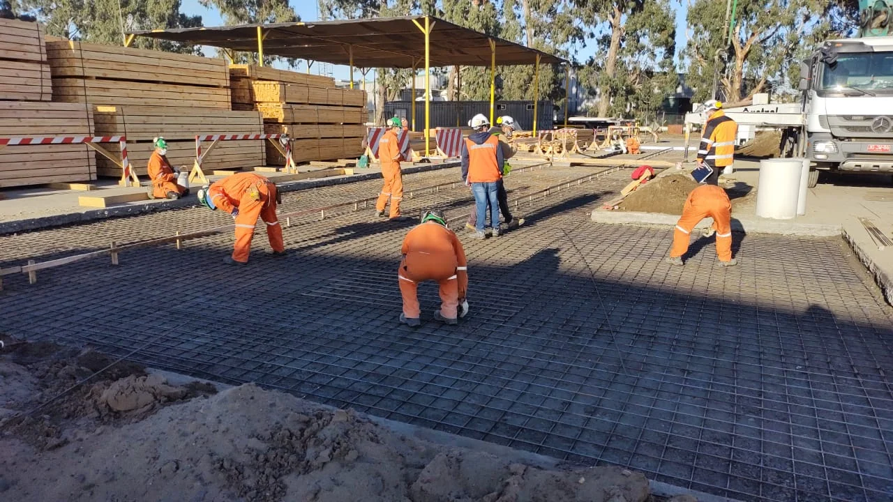 Instalación de la armadura del pavimento.