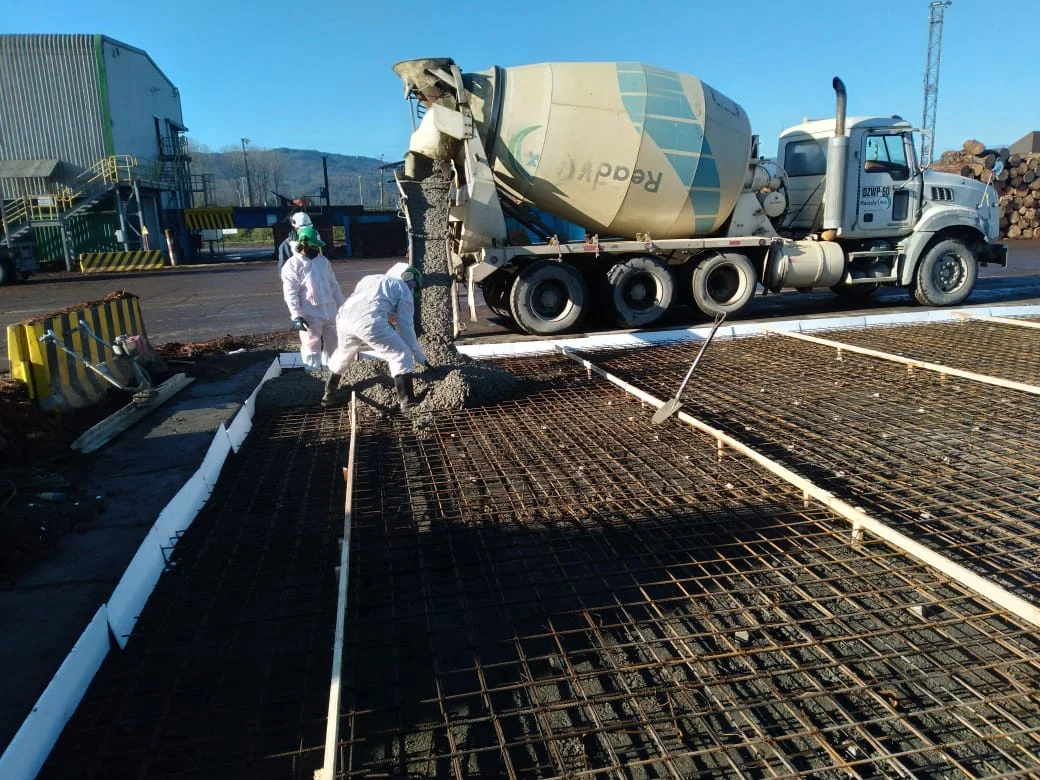 Hormigonado con camión mixer sobre la armadura.