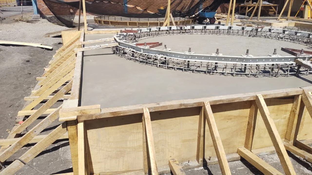 Pernos de anclaje instalados en una fundación circular de hormigón