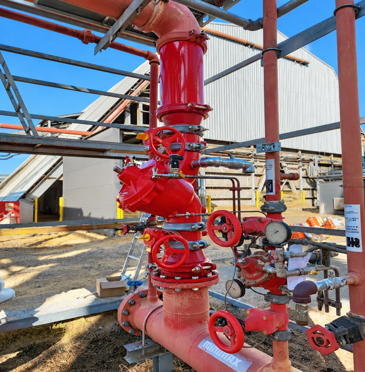 Conjunto de tuberías, válvulas reguladoras y manómetro instalado en Planta Arauco Teno