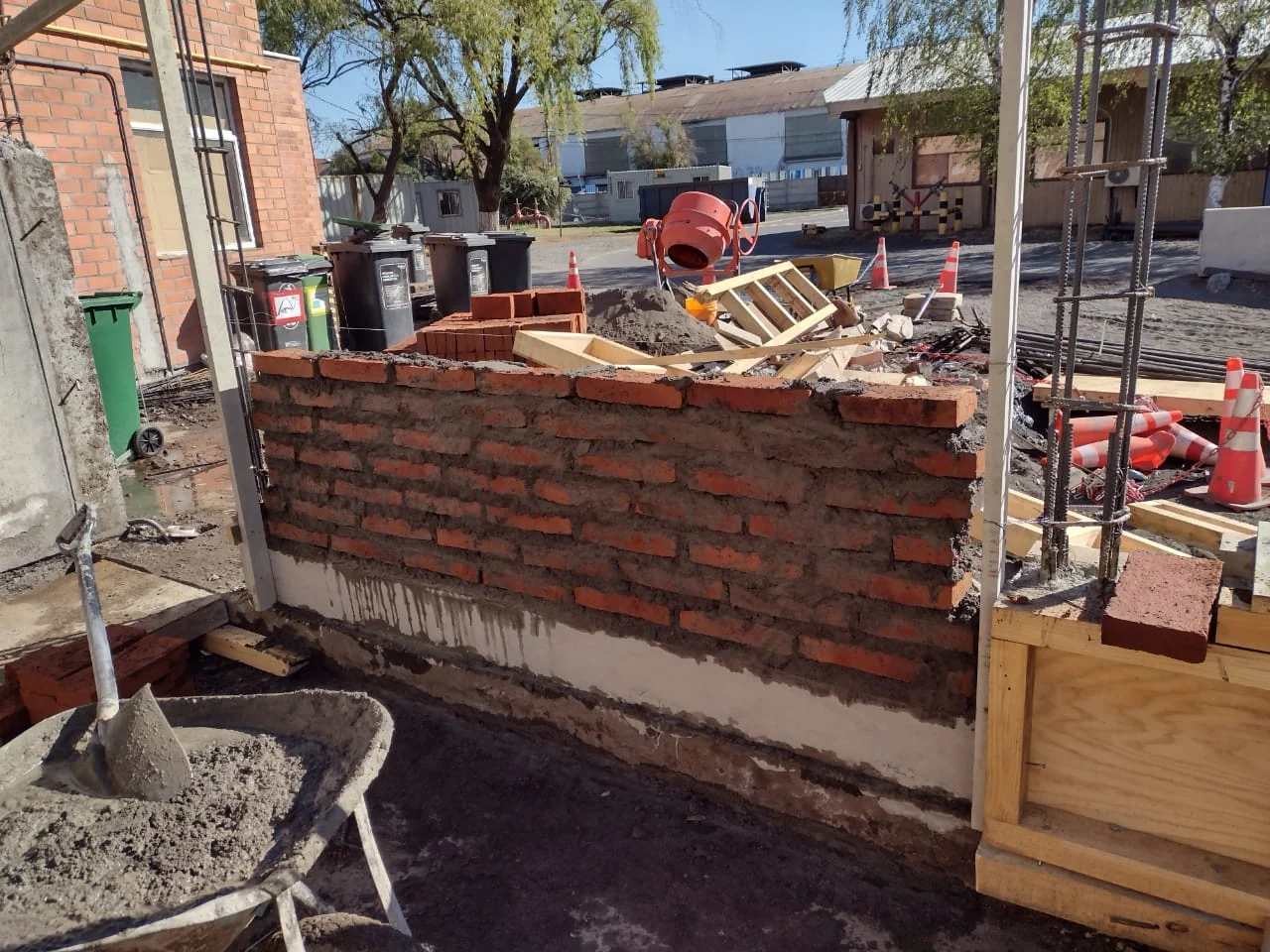 Albañilería confinada en muros.