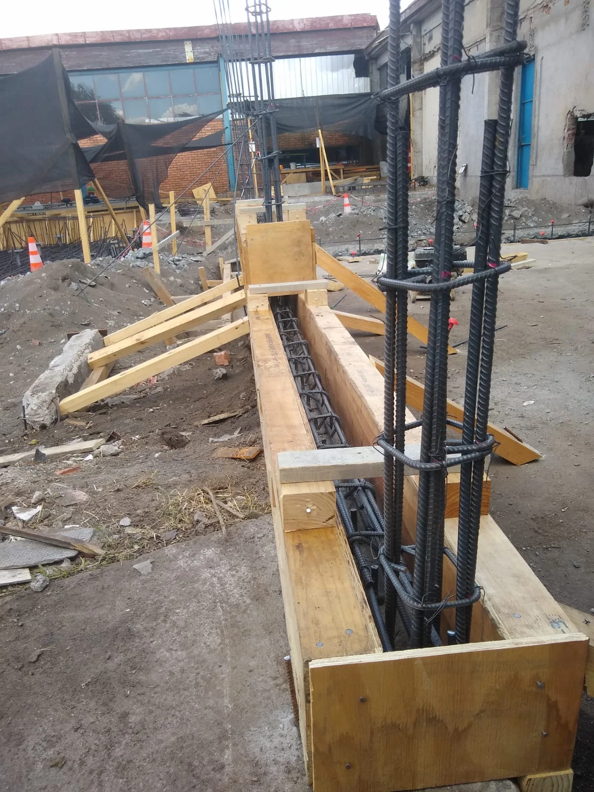Enfierradura y moldaje de fundaciones.