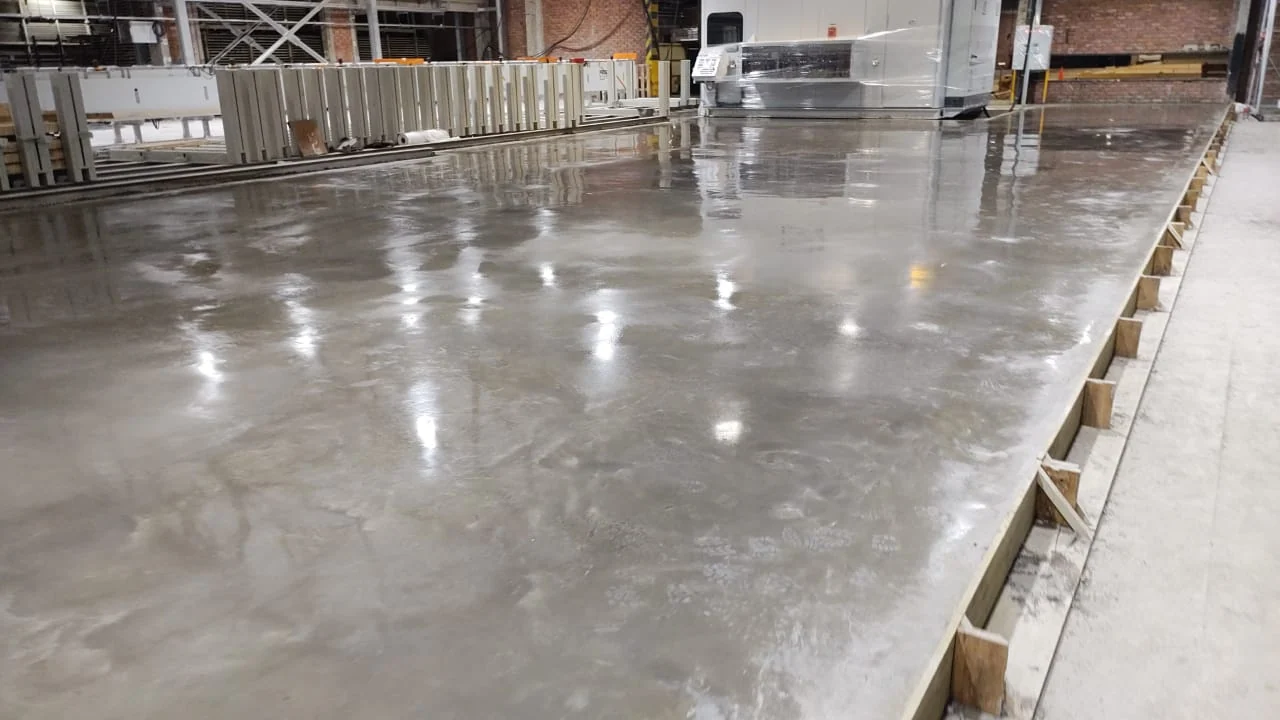 Enchape terminado en una nave de producción de la Planta de Vigas Laminadas