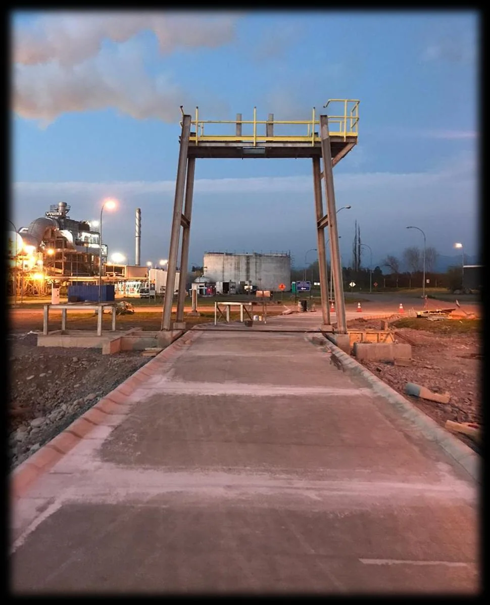 Pórtico de limpieza sobre la plataforma de hormigón.