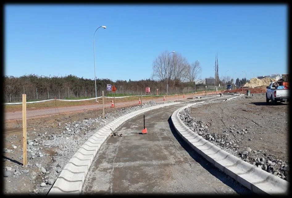 Construcción de soleras en la vía de acceso.