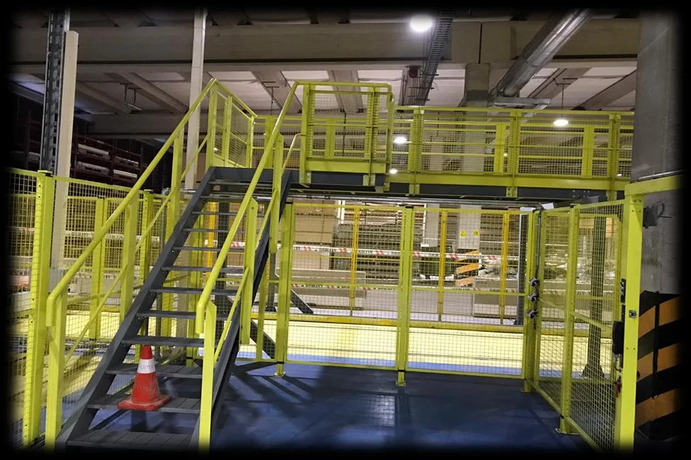 Escaleras y pasarelas instaladas en la planta.