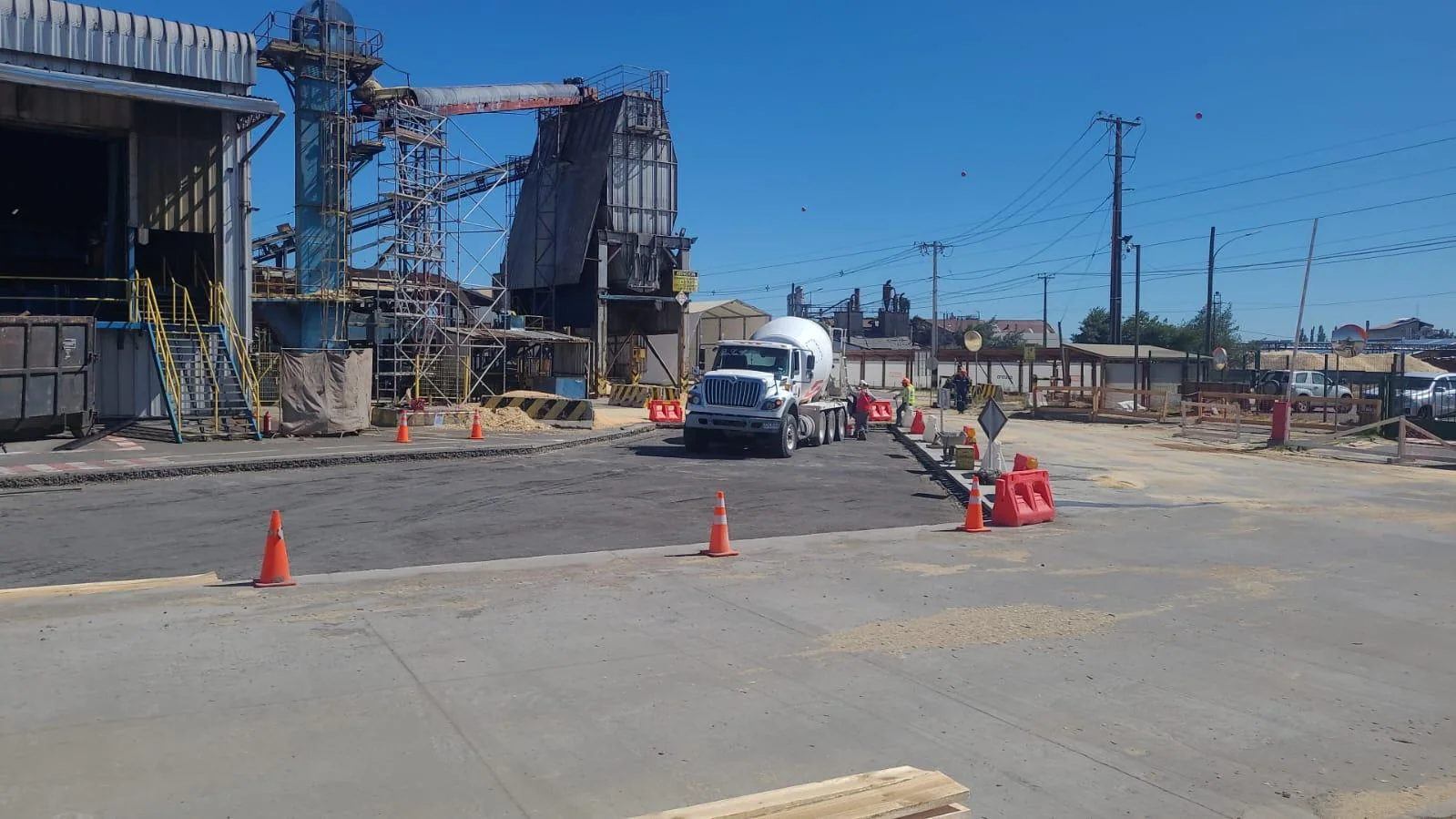 Reparación de pavimentos en el aserradero del complejo Cholguán
