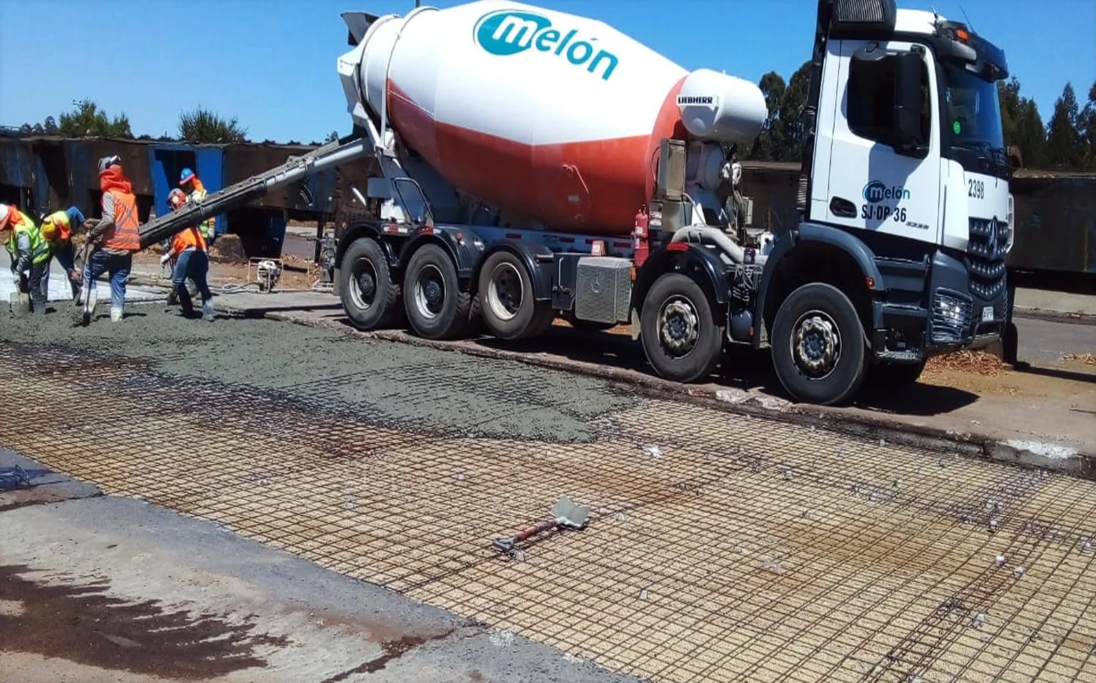 Hormigonado del nuevo pavimento sobre malla de refuerzo.