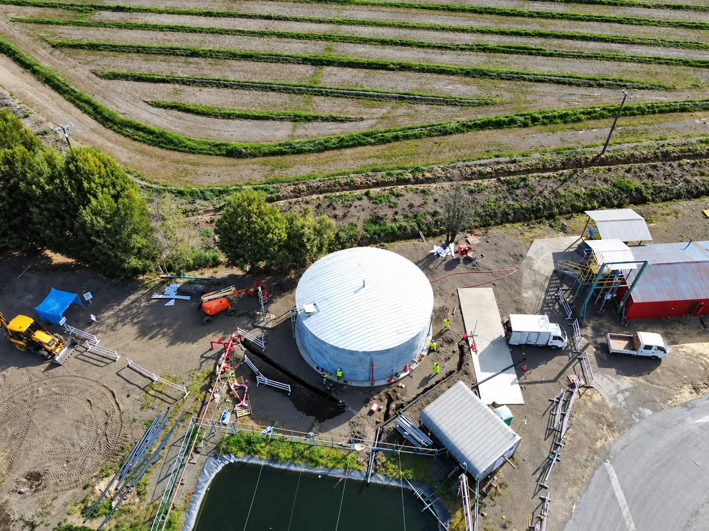 Estanque industrial terminado e instalaciones de bombeo en CMPC Los Ángeles