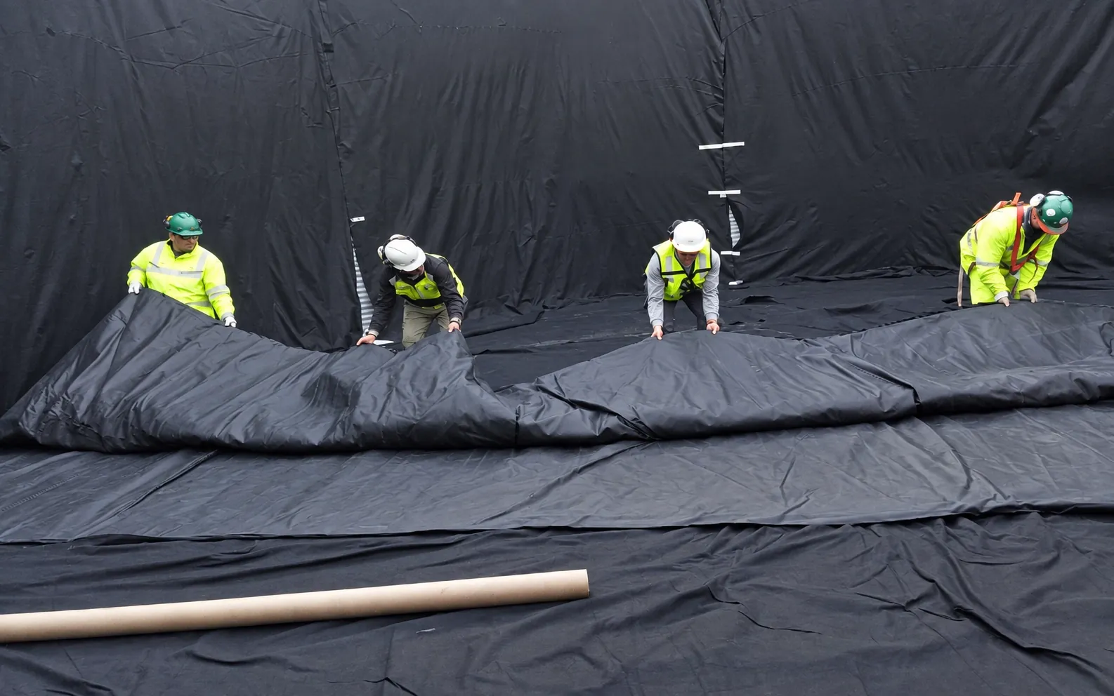 Instalación de geotextil y liner PVC.