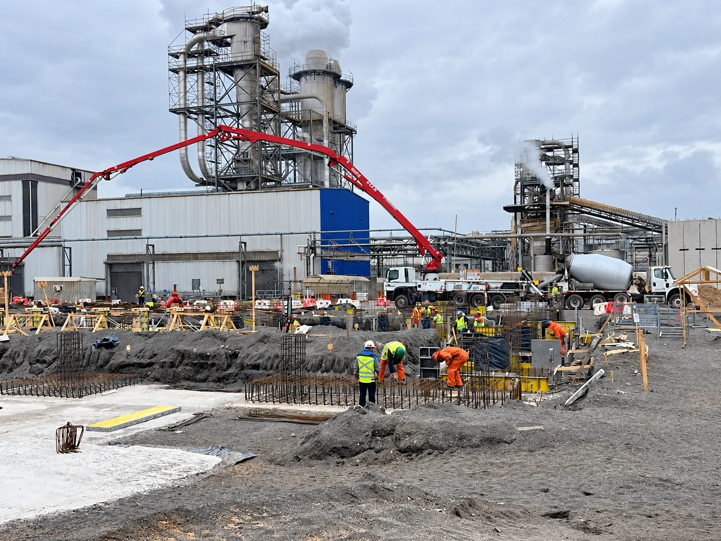 Equipo y bomba de hormigón en las obras civiles OSB de Planta Trupan