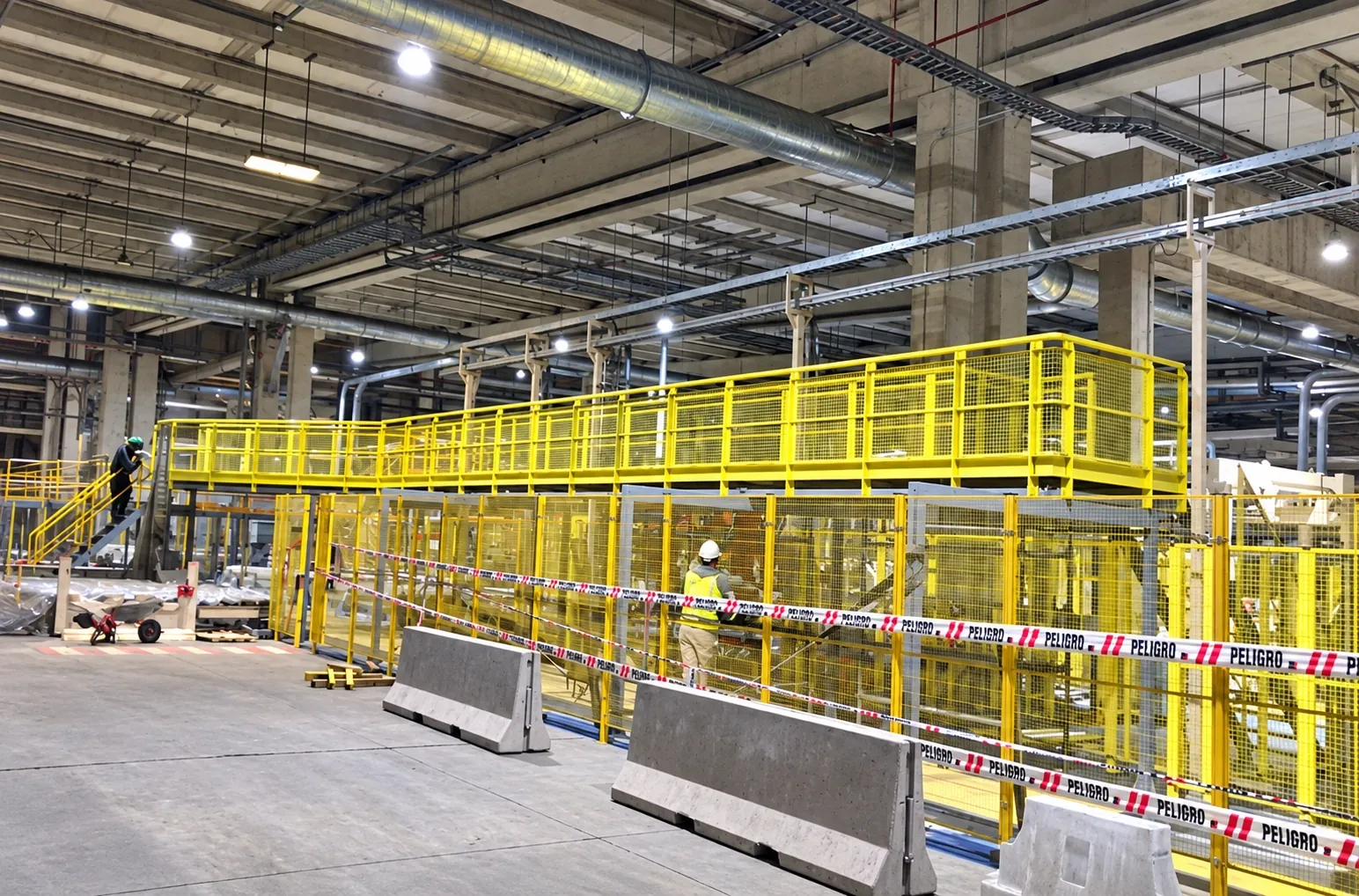 Pasarelas metálicas amarillas instaladas al interior de Planta Arauco Teno