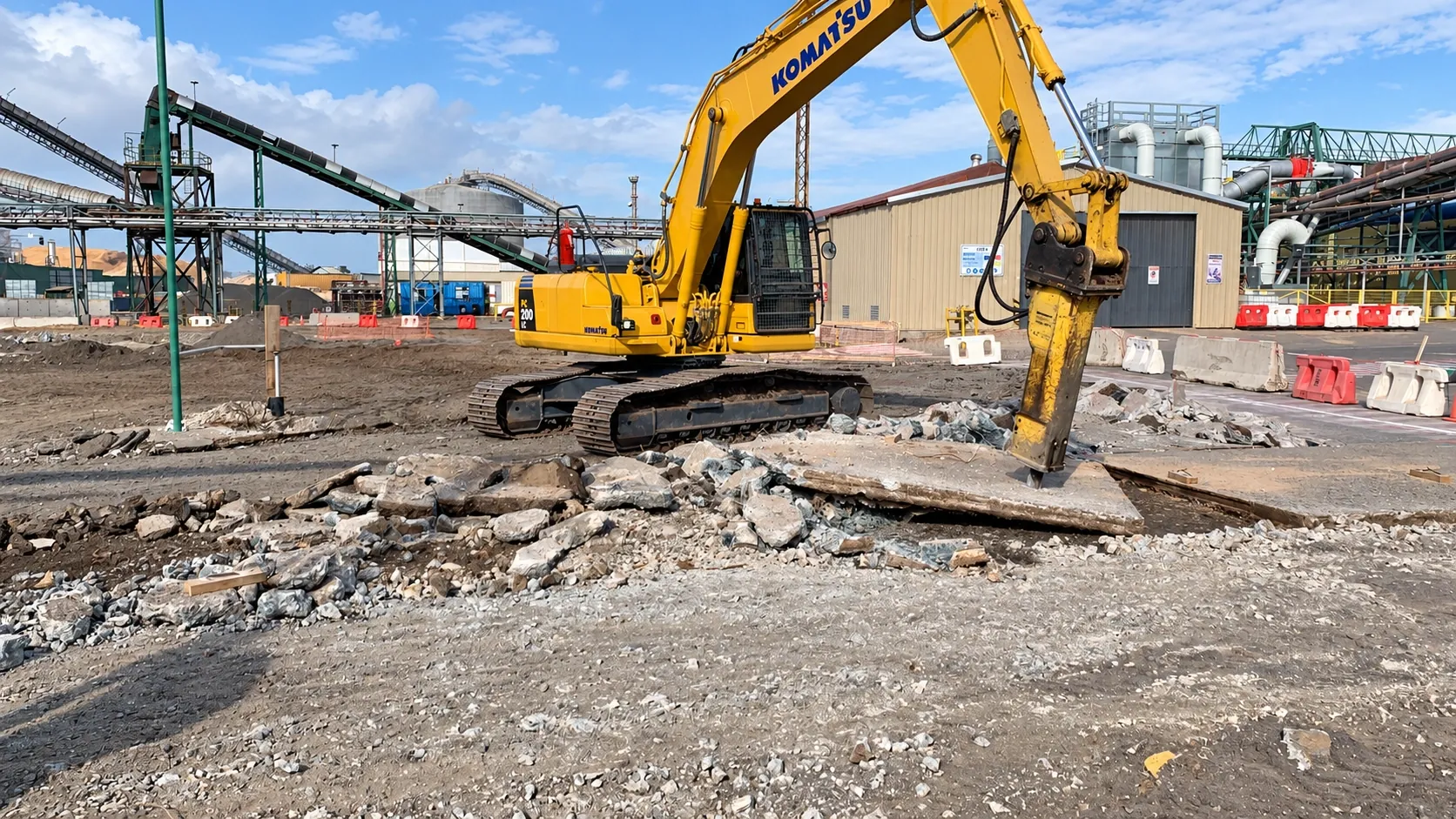 Excavadora trabajando en las demoliciones de Planta Trupan