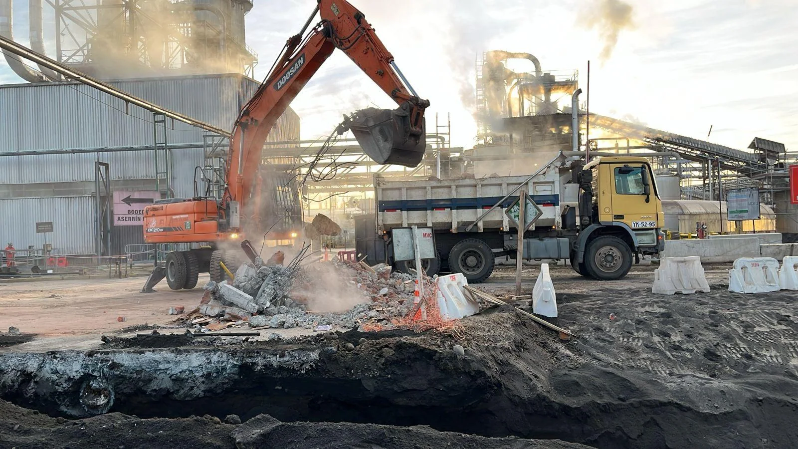 Carga y retiro de material durante los trabajos.