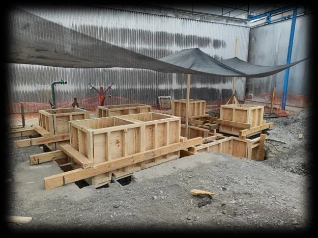 Moldajes de fundaciones al interior de la planta.